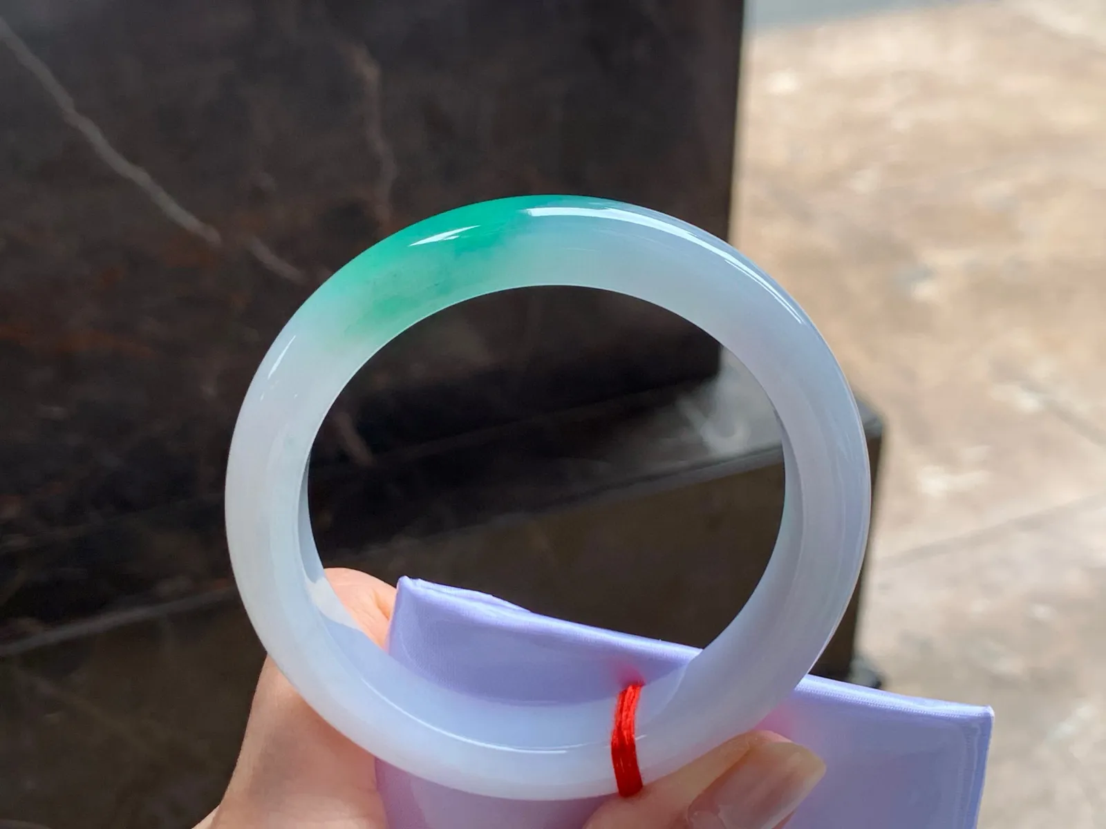 带色手镯
水润清爽 55.6/12/8.6mm