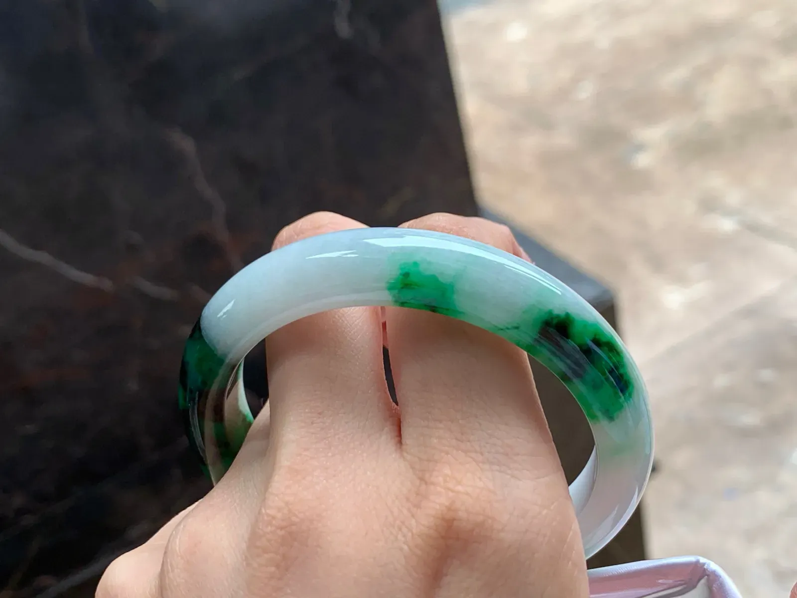 色花手镯
玉质细腻 56.5/11.6/8.5mm