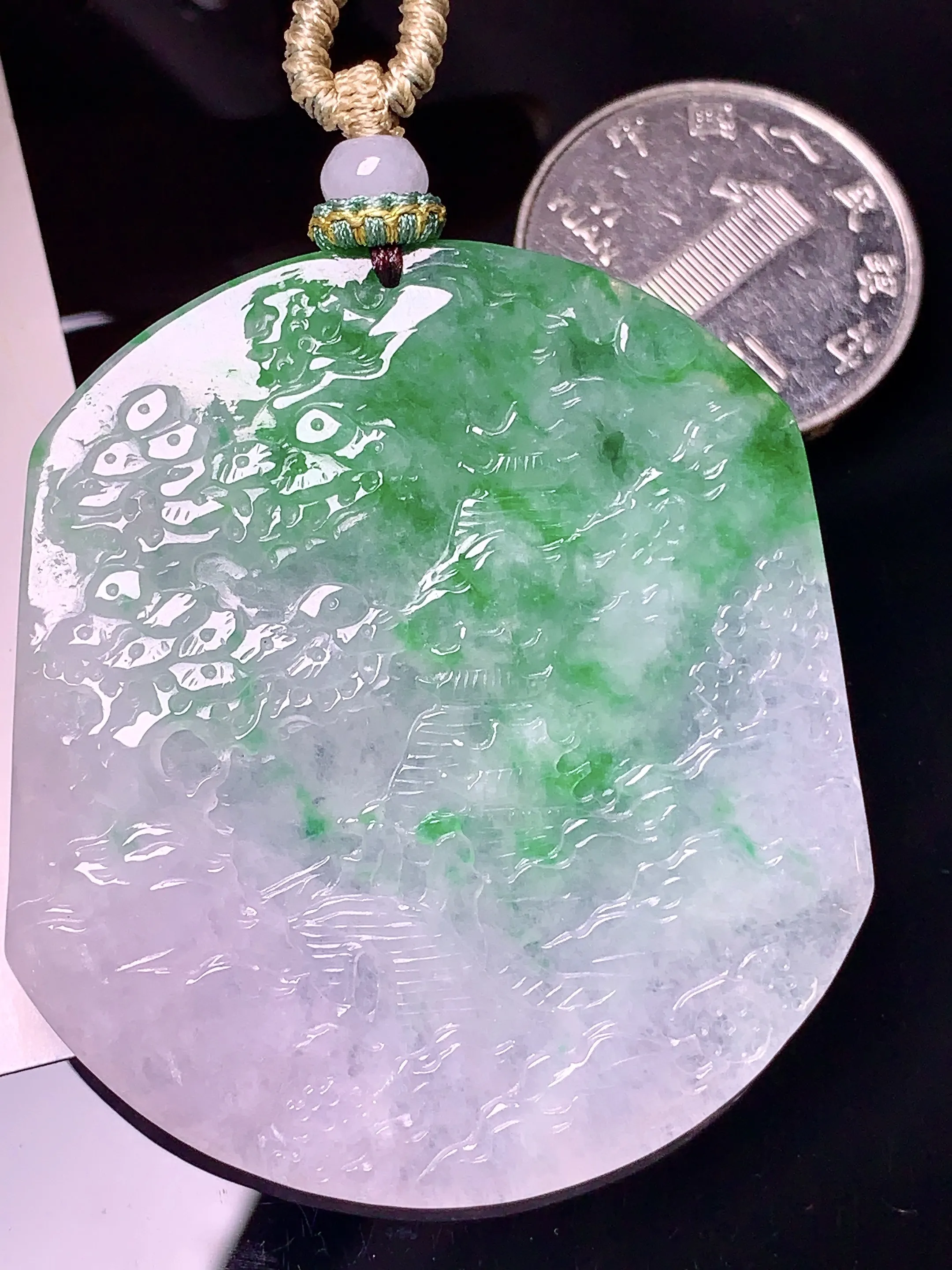 飘绿山水牌子吊坠 玉质细腻 色泽清新艳丽 整体尺寸50.5*45.8*3.8
