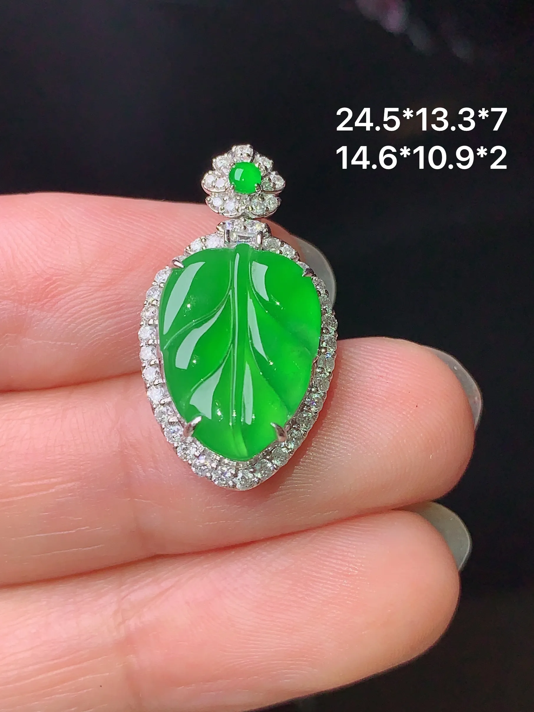 18k金钻镶嵌满绿树叶吊坠 玉质细腻 色泽清新艳丽 整体尺寸24.5*13.3*7