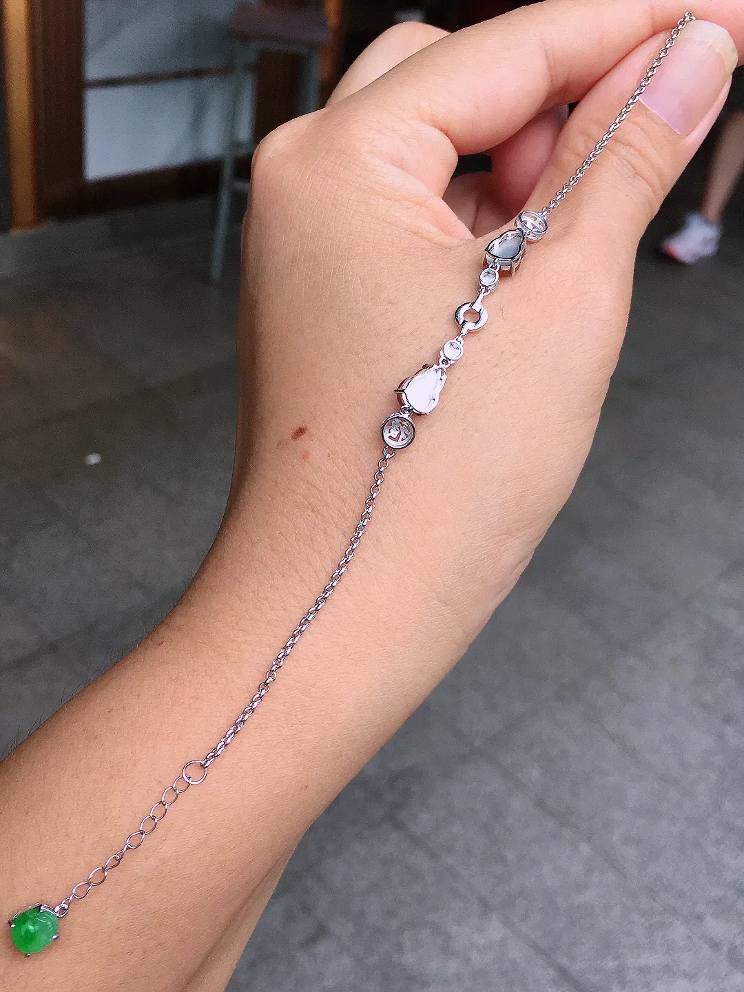黄翡葫芦手链，色泽均匀艳丽，玉质细腻，荧光感超
强，饱满圆润，气质满满。18k
金豪华镶嵌