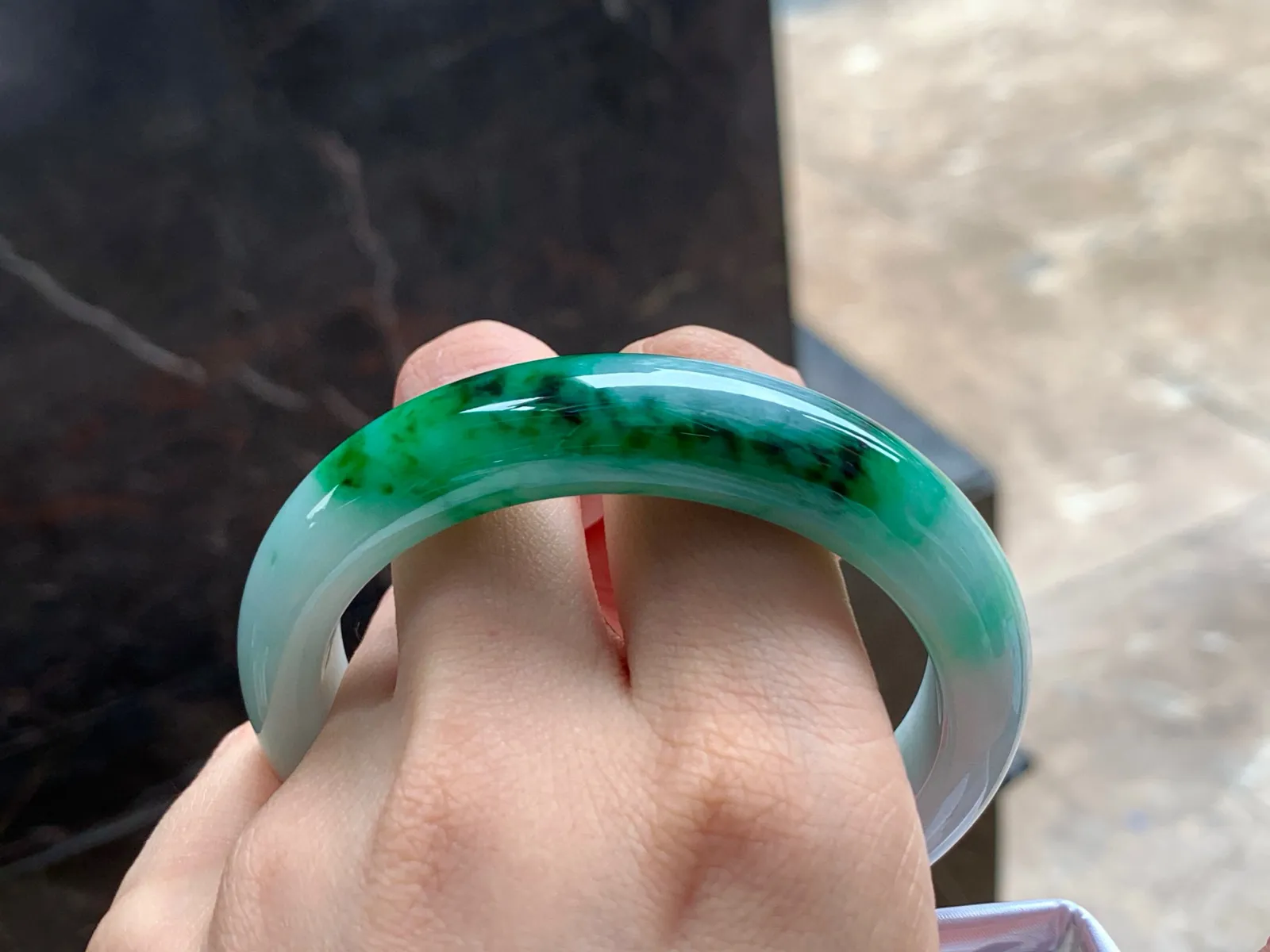带色手镯
细腻清爽 56.5/13/8.6mm