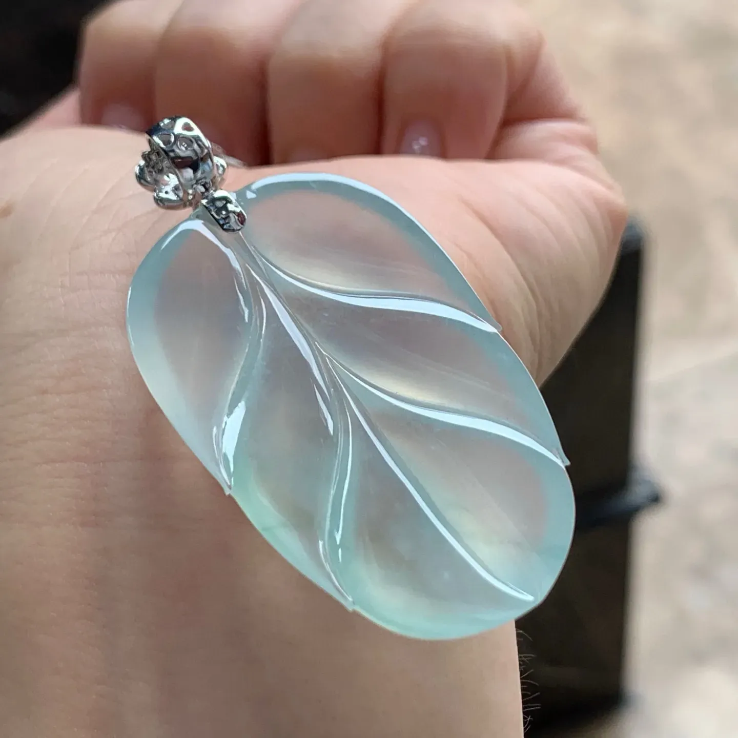冰种玉叶
种老水足 大气 金扣