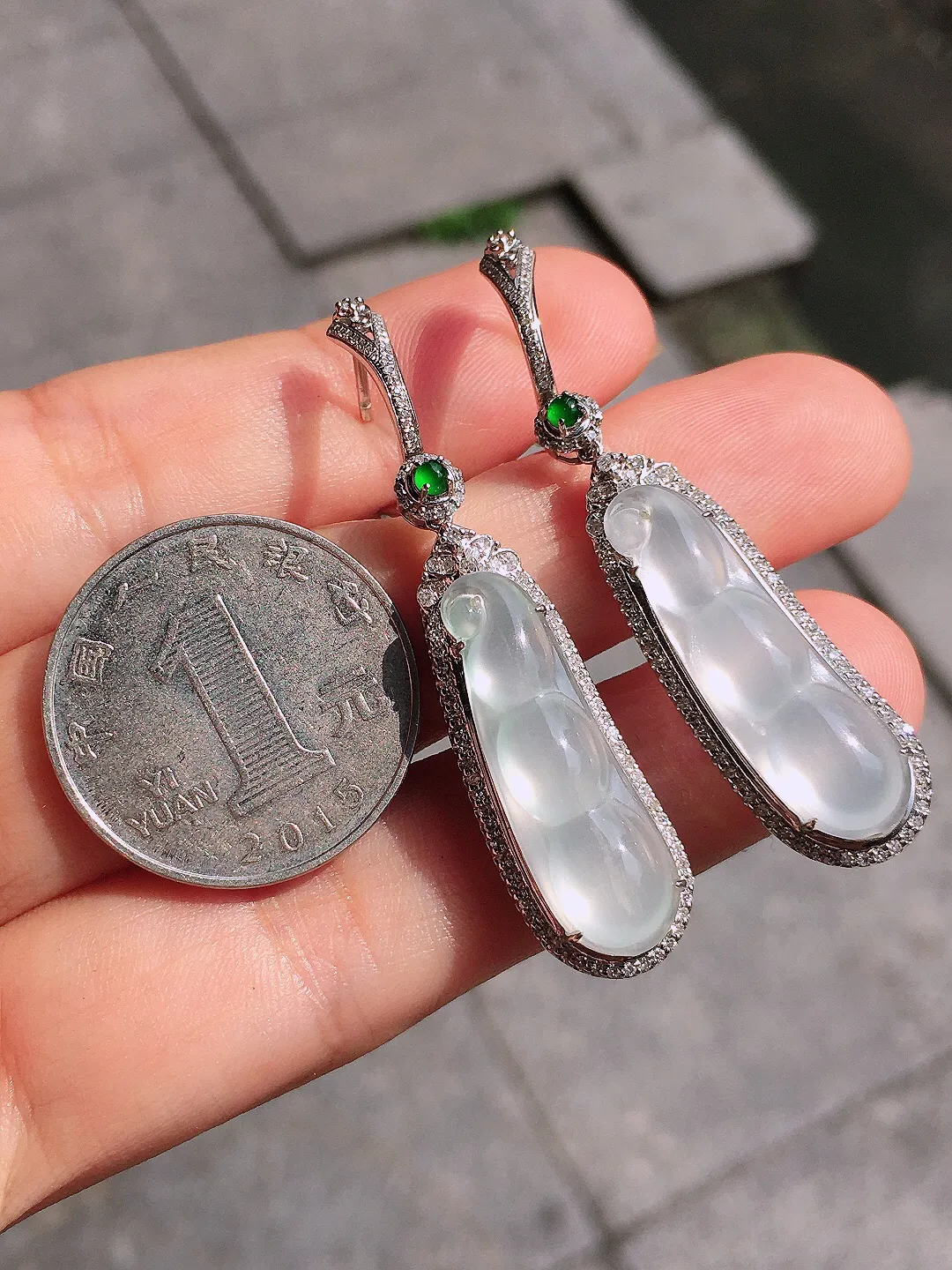 冰种福豆耳坠，玉质细腻，荧光感超
强，饱满圆润，气质满满。18k
金豪华镶嵌