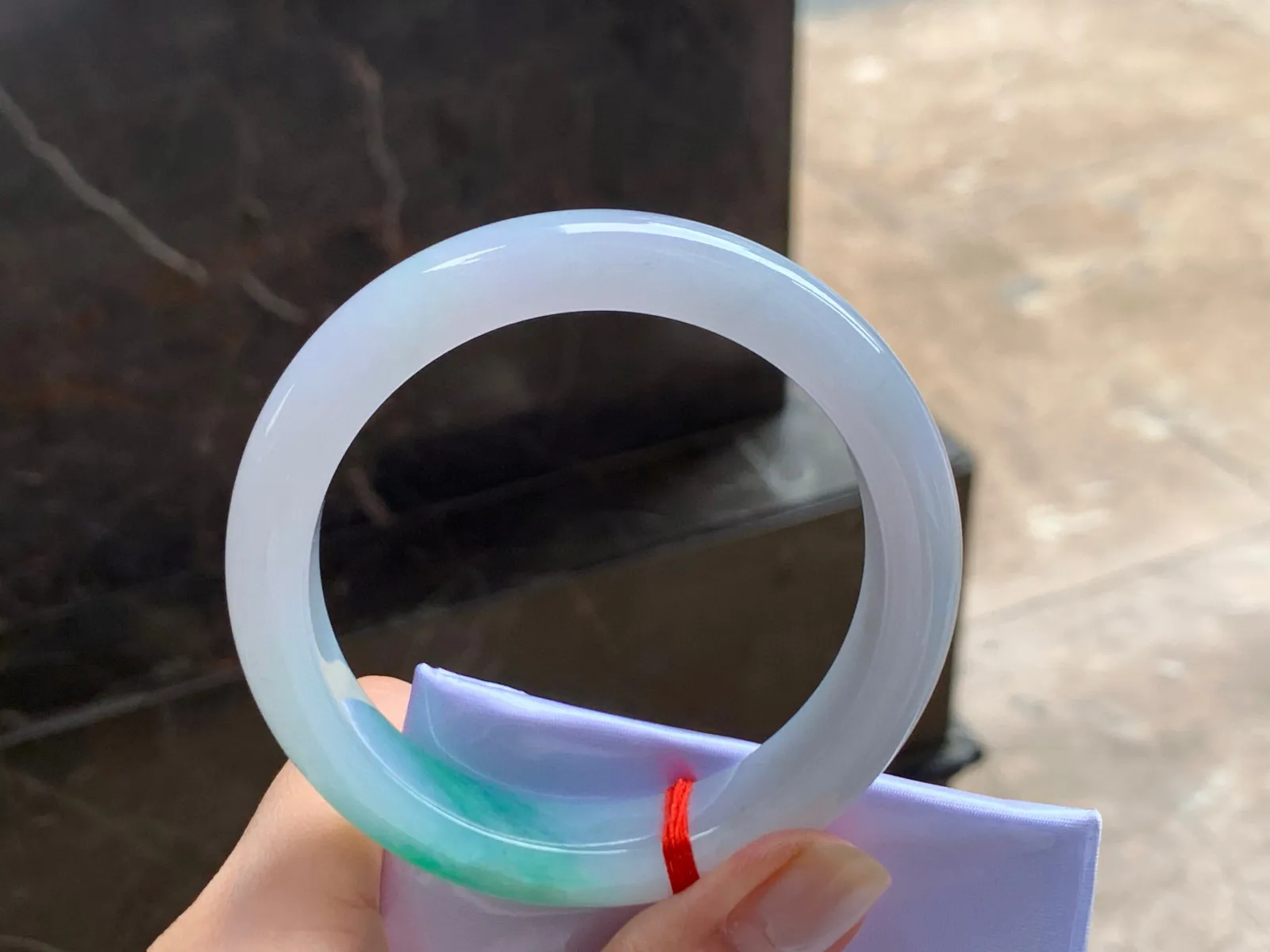 带色手镯
水润清爽 55.6/12/8.6mm