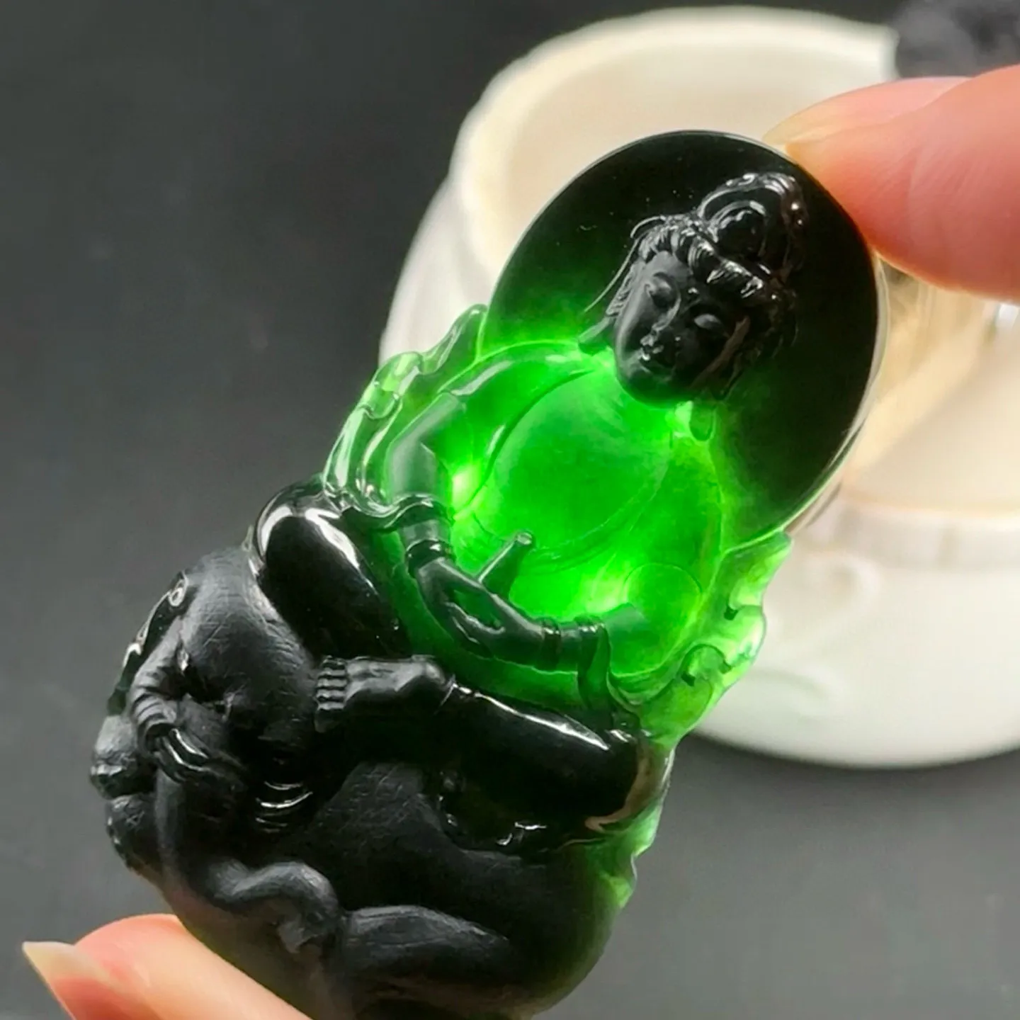 精品墨翠普贤菩萨 种好色正 黑度极好打灯通透 油性十足 尺寸57.2
