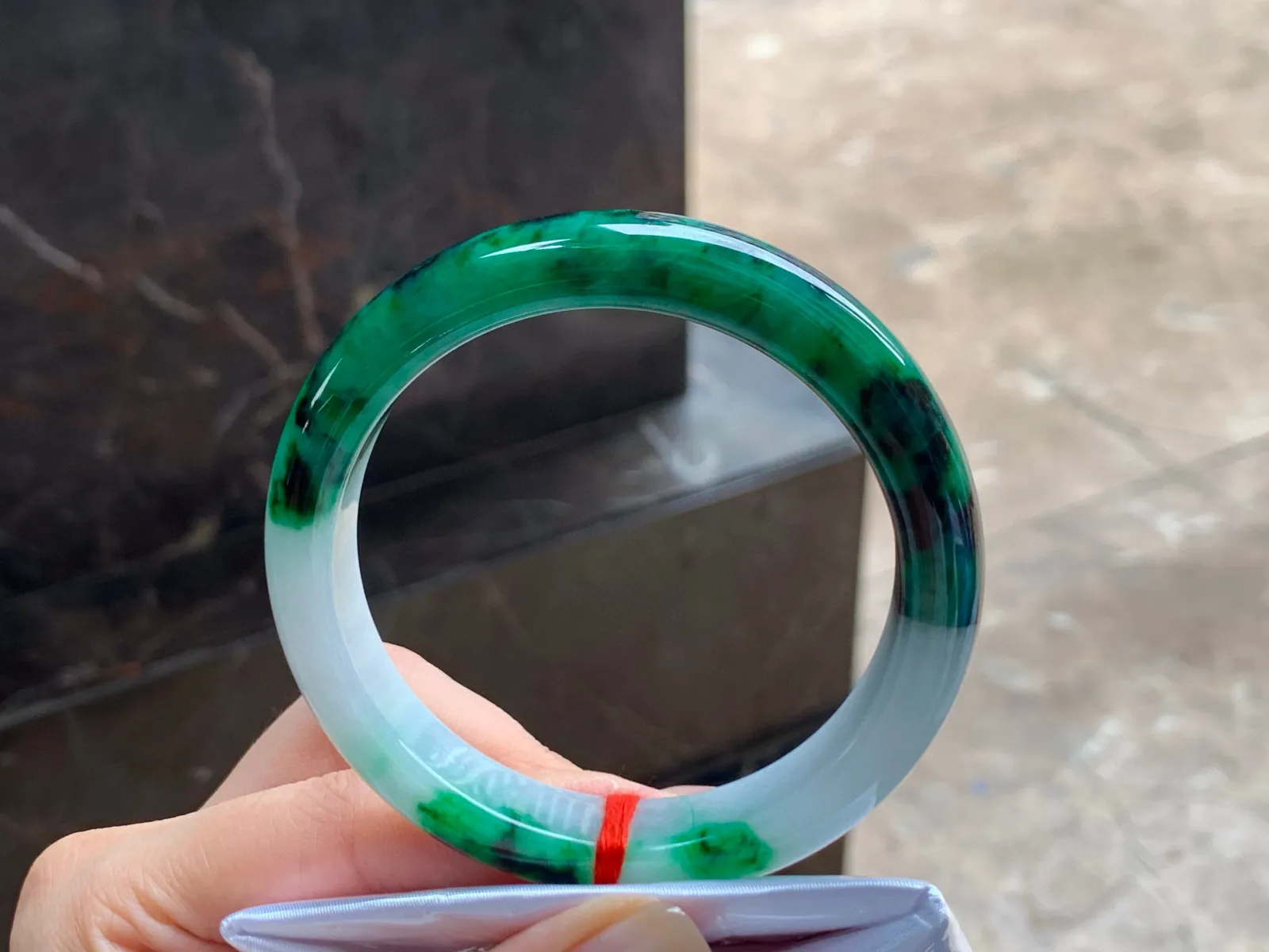 色花手镯
玉质细腻 56.5/11.6/8.5mm