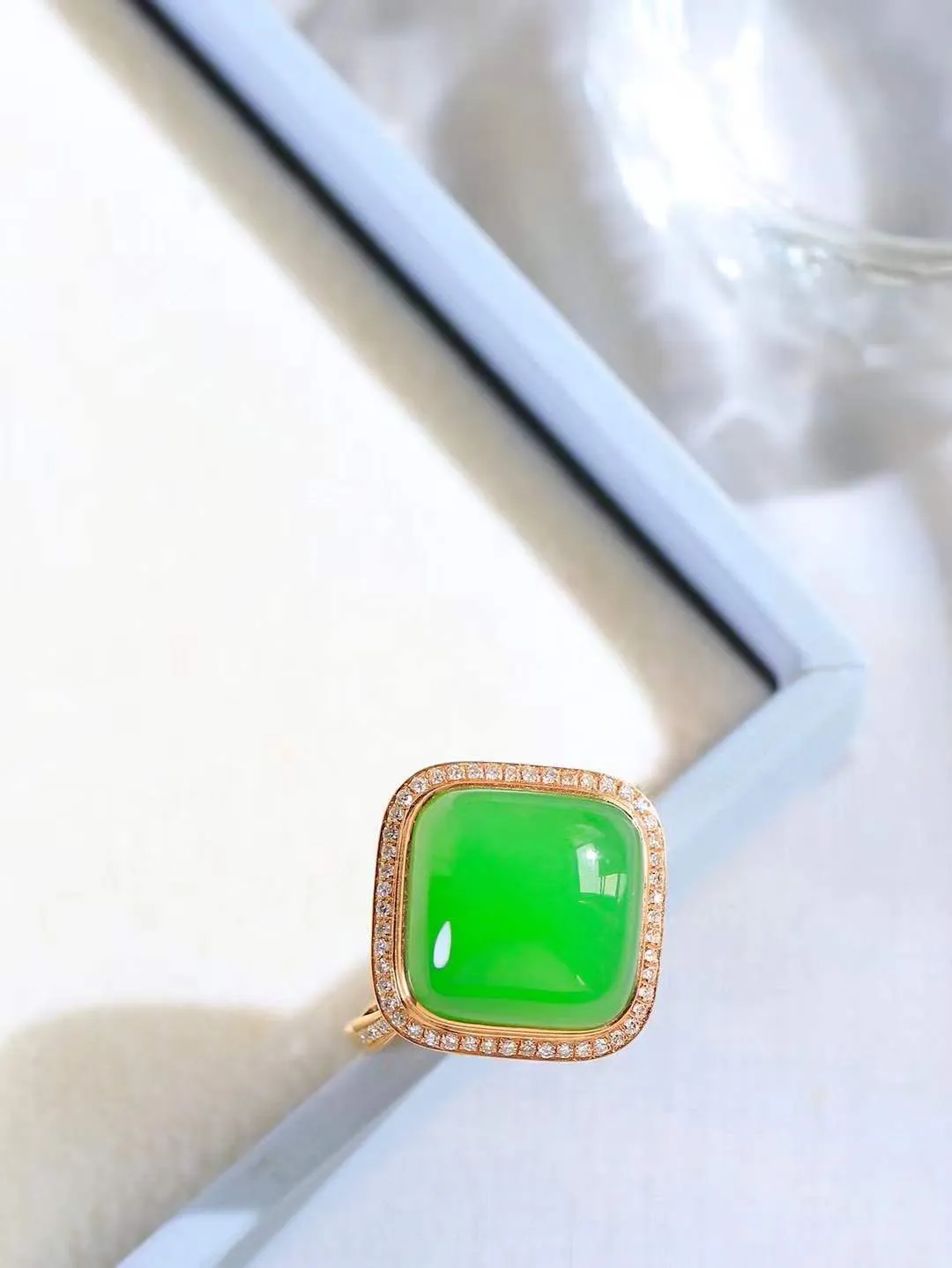 【金镶玉.戒指】

精品和田玉碧玉18k金戒指 玉质细腻温润 油性十足 ，不论时光如何流转变化，这枚