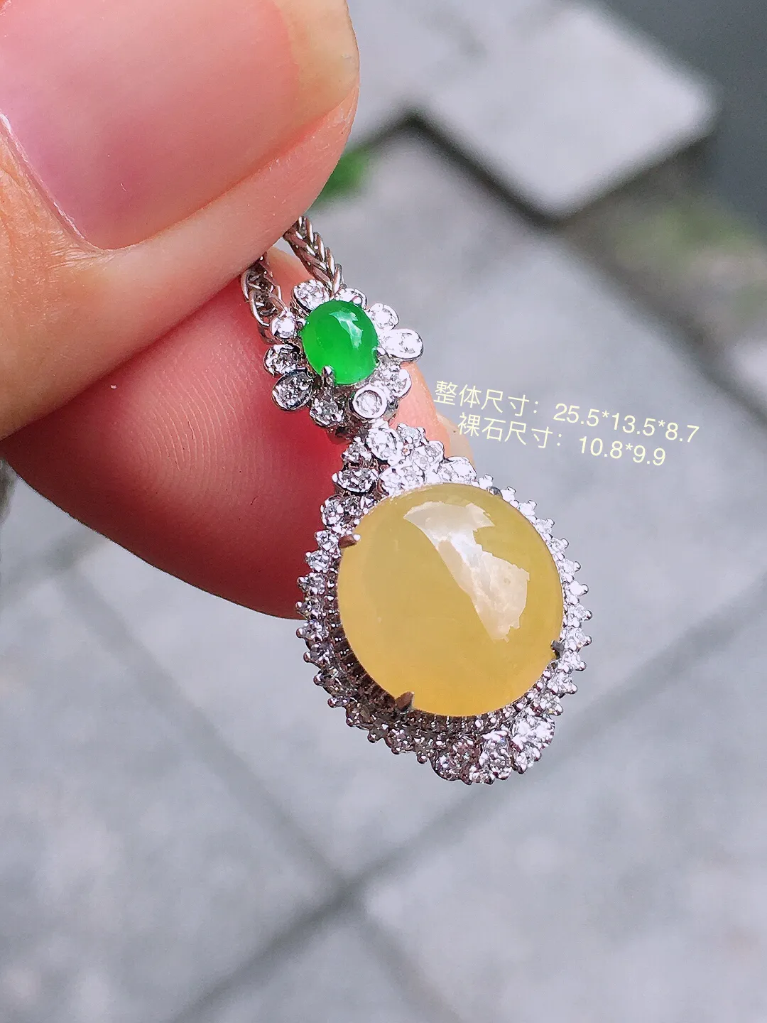 黄翡蛋面吊坠，色泽均匀艳丽，玉质细腻，荧光感超
强，饱满圆润，气质满满。18k
金豪华镶嵌