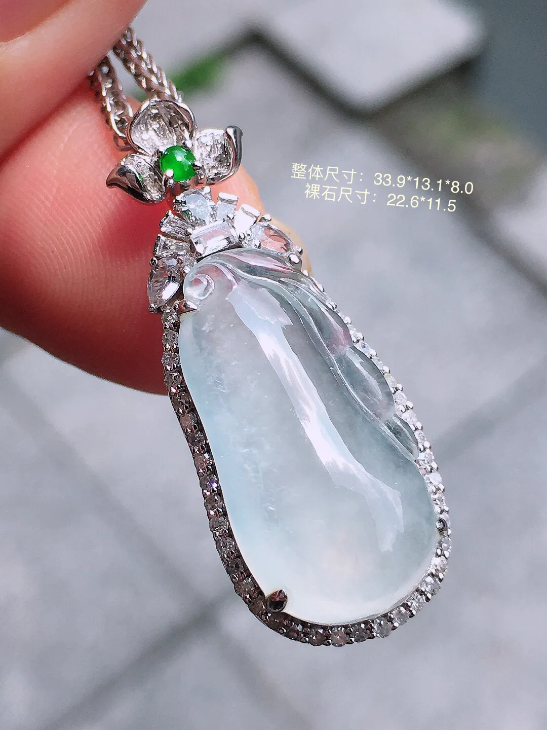 冰种福瓜吊坠，玉质细腻，荧光感超
强，饱满圆润，气质满满。18k
金豪华镶嵌