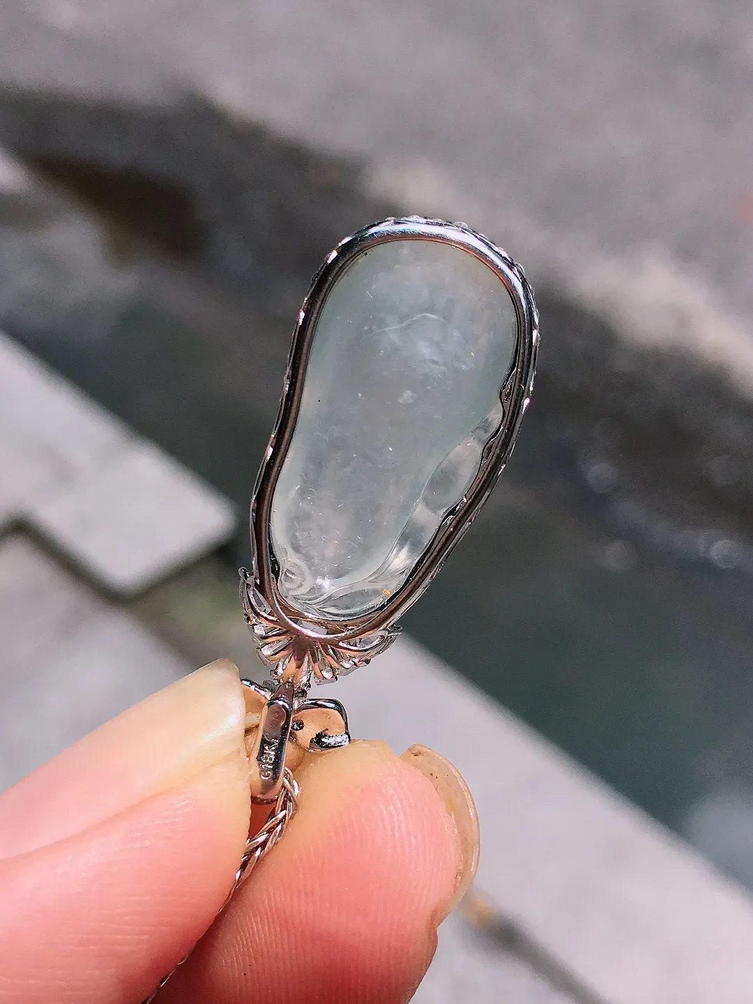 冰种福瓜吊坠，玉质细腻，荧光感超
强，饱满圆润，气质满满。18k
金豪华镶嵌