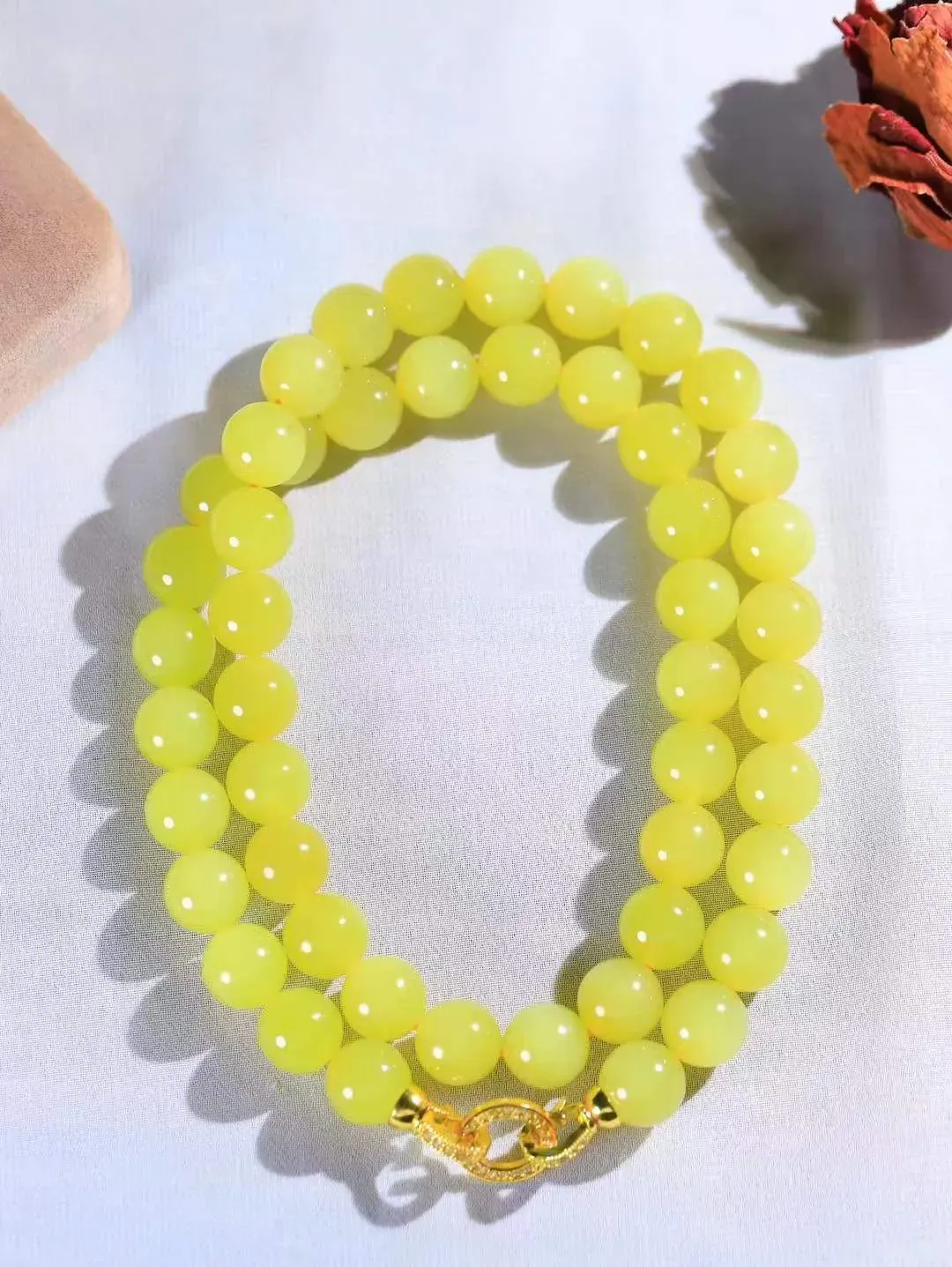 【珠圆玉润.项链】

收藏传家级臻品️和田玉黄口珠圆玉润项链 玉质温润细腻  整串打磨圆润，佩戴舒适。珠珠落玉盘，间关莺语花底滑，一生美好时光，无论身在何处，都有它相伴相守。事事顺遂，幸福美满，吉祥如意。重131.5克 尺寸取一11.9mm  1180933T