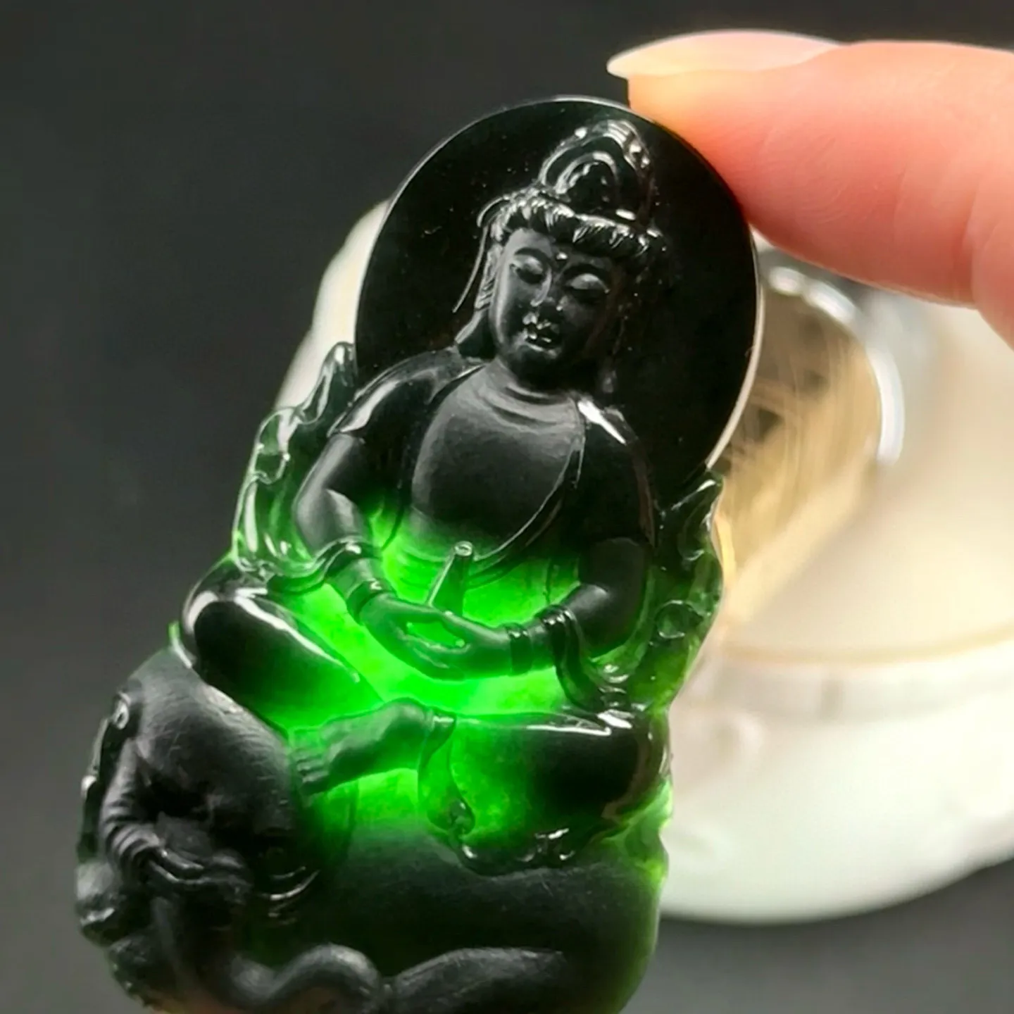精品墨翠普贤菩萨 种好色正 黑度极好打灯通透 油性十足 尺寸57.2