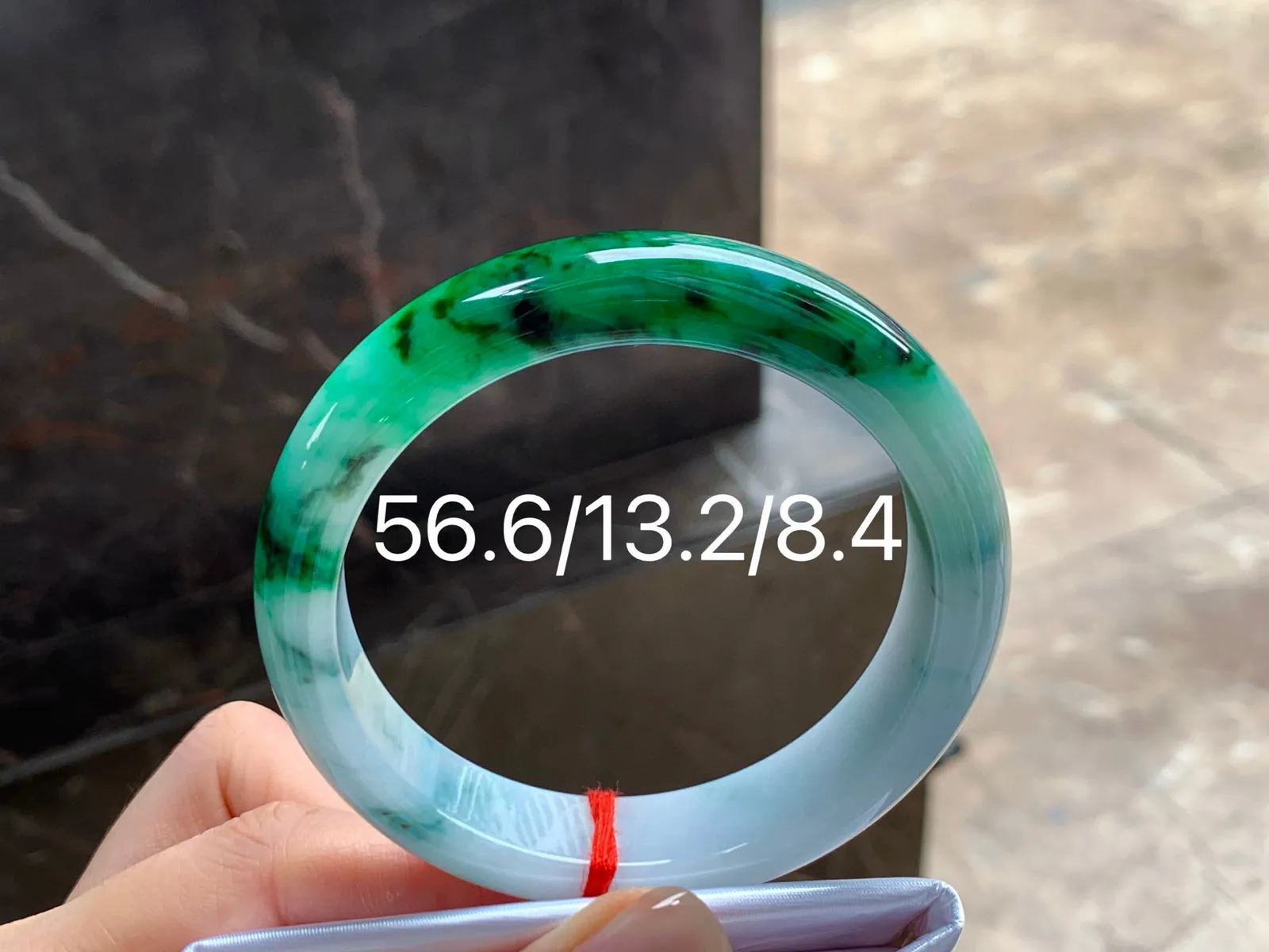 带色手镯
玉质细腻 56.6/13.2/8.4mm