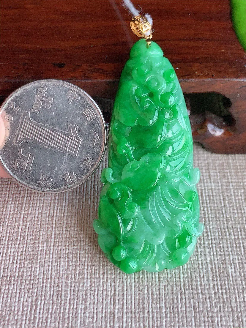 a货翡翠老坑冰润18K金扣头飘绿白菜吊坠  尺寸48.2×23×8mm 重量15.67g 0810