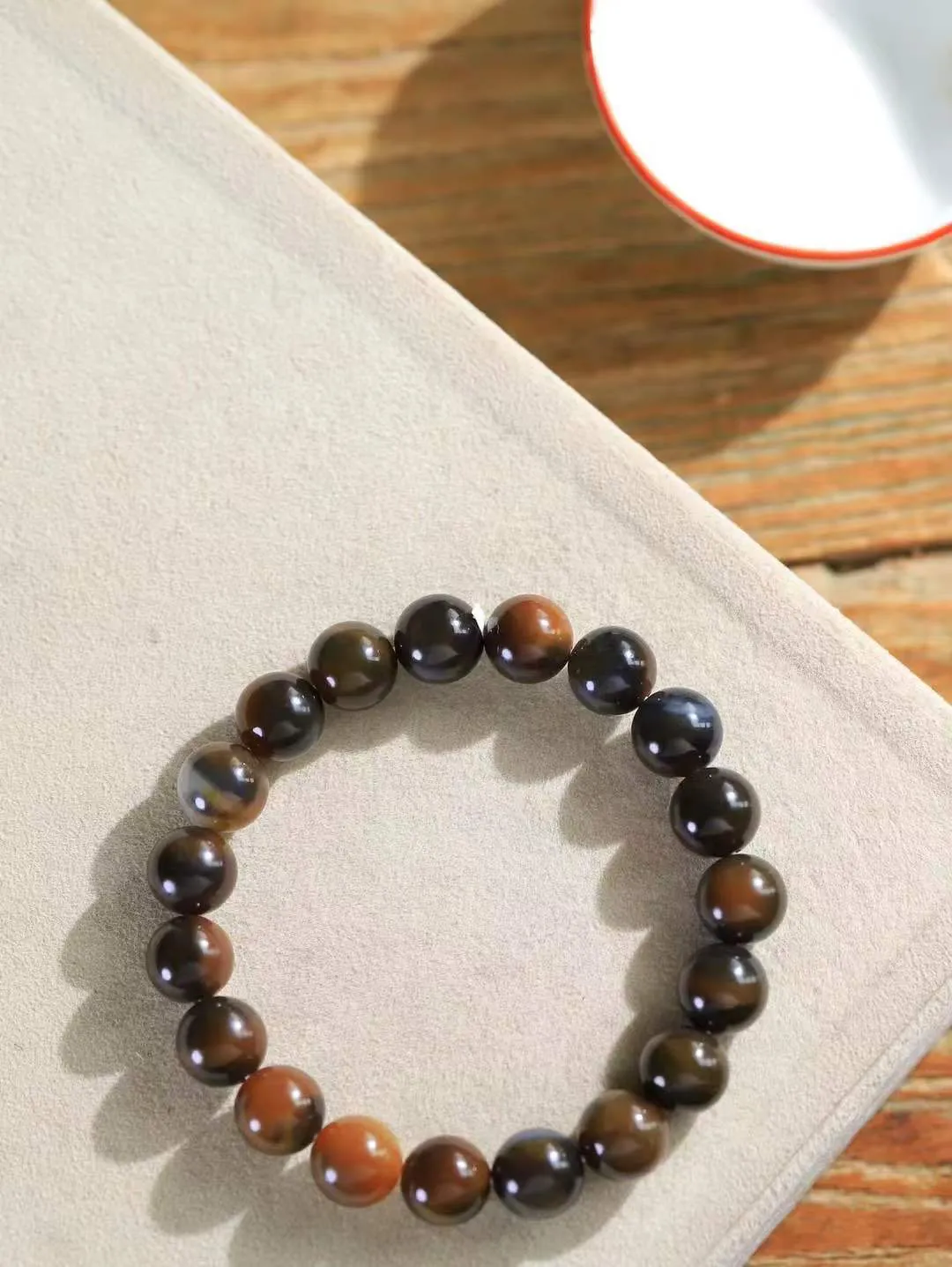 【珠圆玉润.手串】

精品和田三色珠圆玉润手串 玉质温润细腻  整串打磨圆润，佩戴舒适。珠珠落玉盘，间关莺语花底滑，一生美好时光，无论身在何处，都有它相伴相守。事事顺遂，幸福美满，吉祥如意。重37.3克 尺寸取一11mm  FDL-11801033