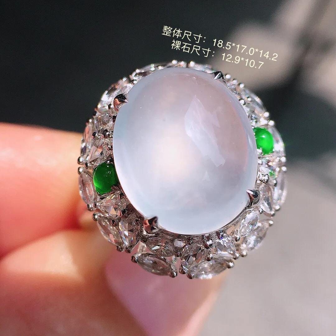 冰种蛋面戒指，玉质细腻，荧光感超
强，饱满圆润，气质满满。18k
金豪华镶嵌