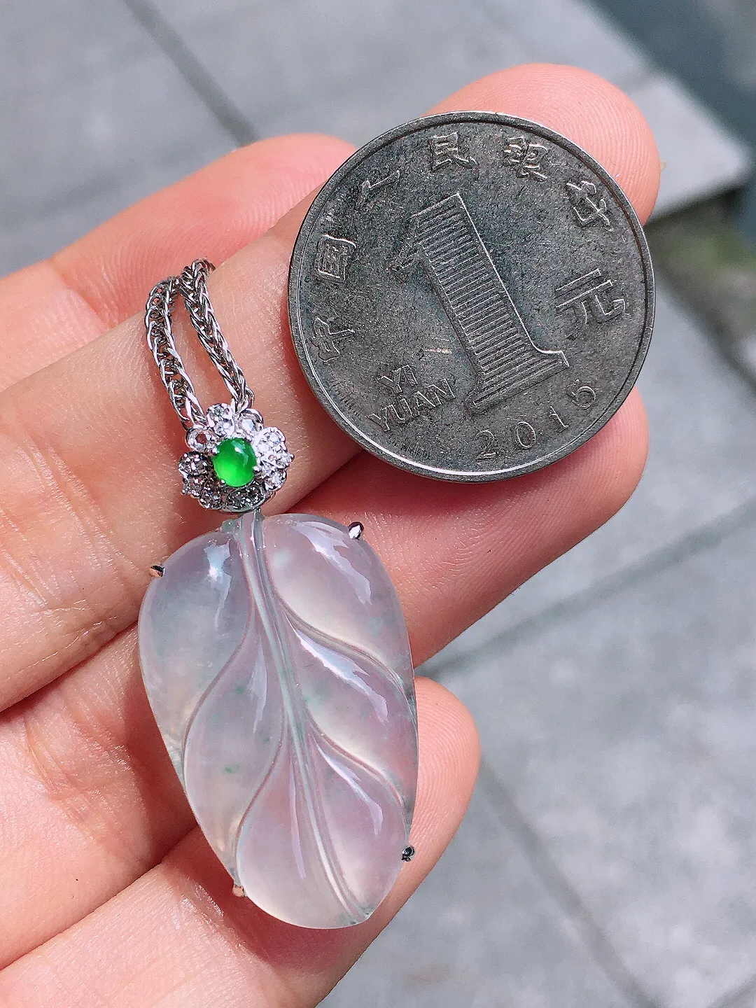 冰种玉叶吊坠，玉质细腻，荧光感超
强，饱满圆润，气质满满。18k
金豪华镶嵌