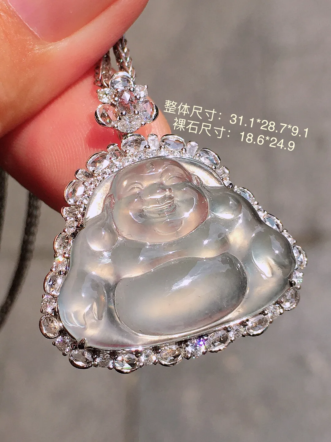 冰种佛公吊坠，玉质细腻，荧光感超
强，饱满圆润，气质满满。18k
金豪华镶嵌