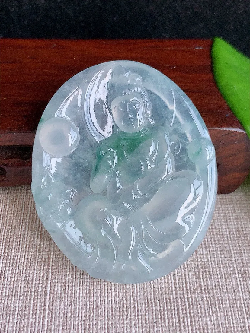 a货翡翠老坑冰种飘花自在观音吊坠 尺寸52.6×43.8×6.3mm 重量27.52g 0810