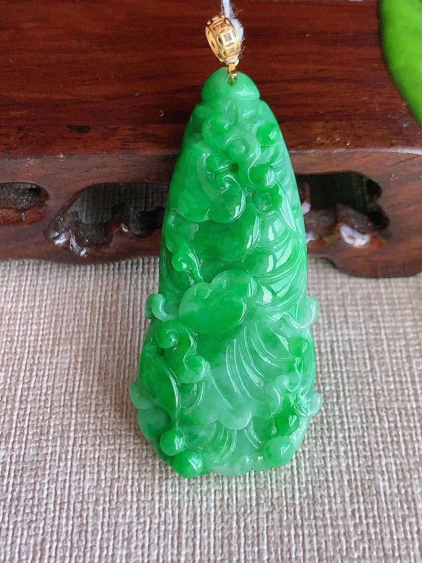 a货翡翠老坑冰润18K金扣头飘绿白菜吊坠  尺寸48.2×23×8mm 重量15.67g 0810