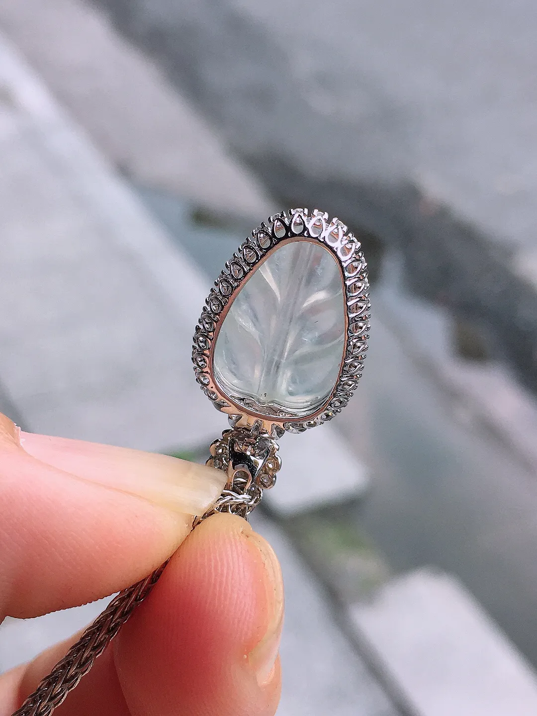 冰种玉叶吊坠，玉质细腻，荧光感超
强，饱满圆润，气质满满。18k
金豪华镶嵌