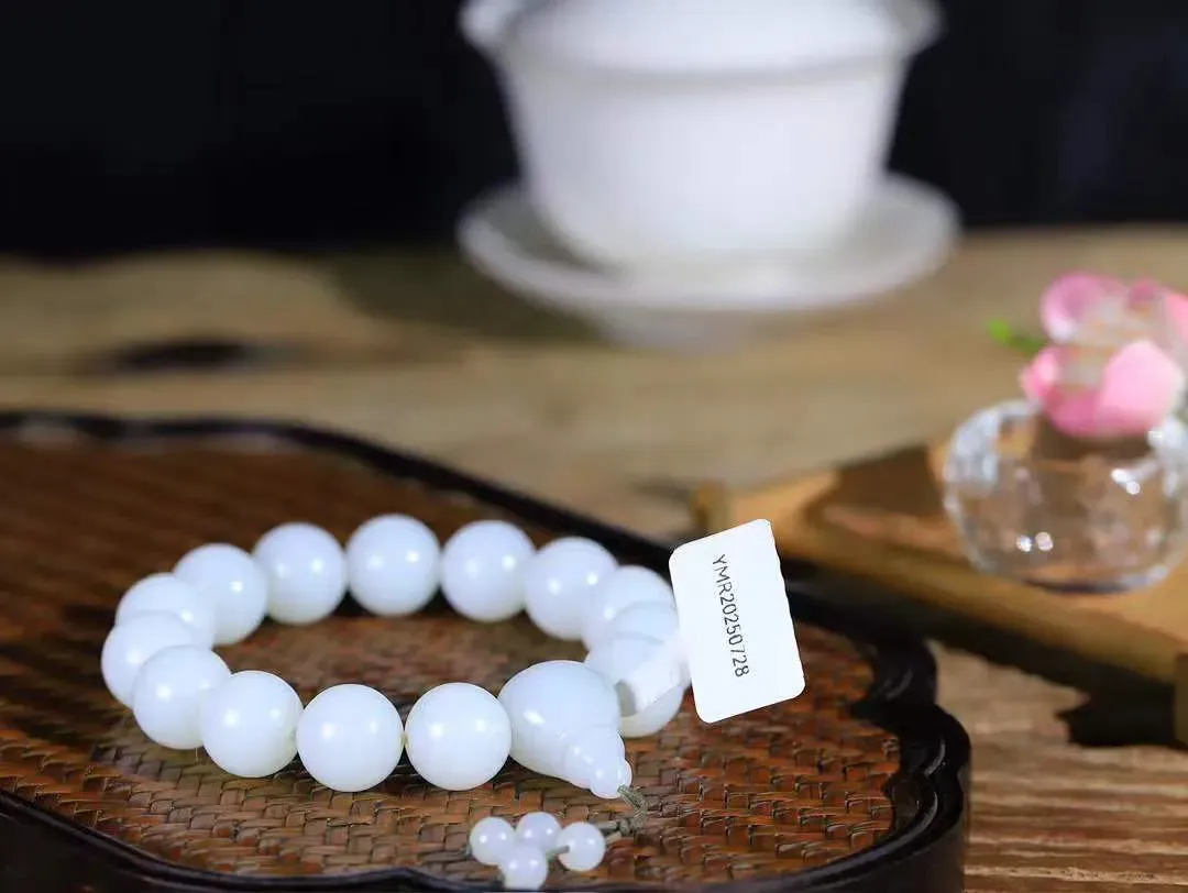 【珠圆玉润.手串】

精品和田玉白玉圆珠手串，玉质温润，光泽柔和。佩戴它，仿佛将大自然的灵气凝聚于腕