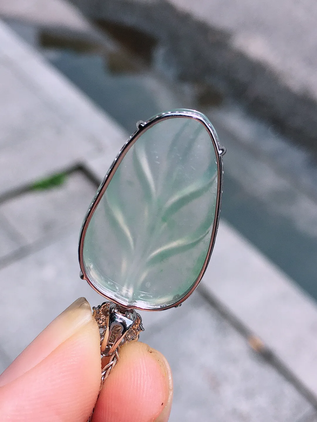 冰种玉叶吊坠，玉质细腻，荧光感超
强，饱满圆润，气质满满。18k
金豪华镶嵌