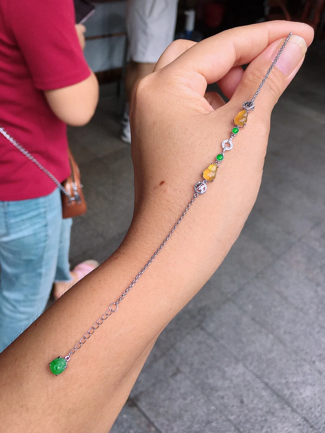 黄翡葫芦手链，色泽均匀艳丽，玉质细腻，荧光感超
强，饱满圆润，气质满满。18k
金豪华镶嵌