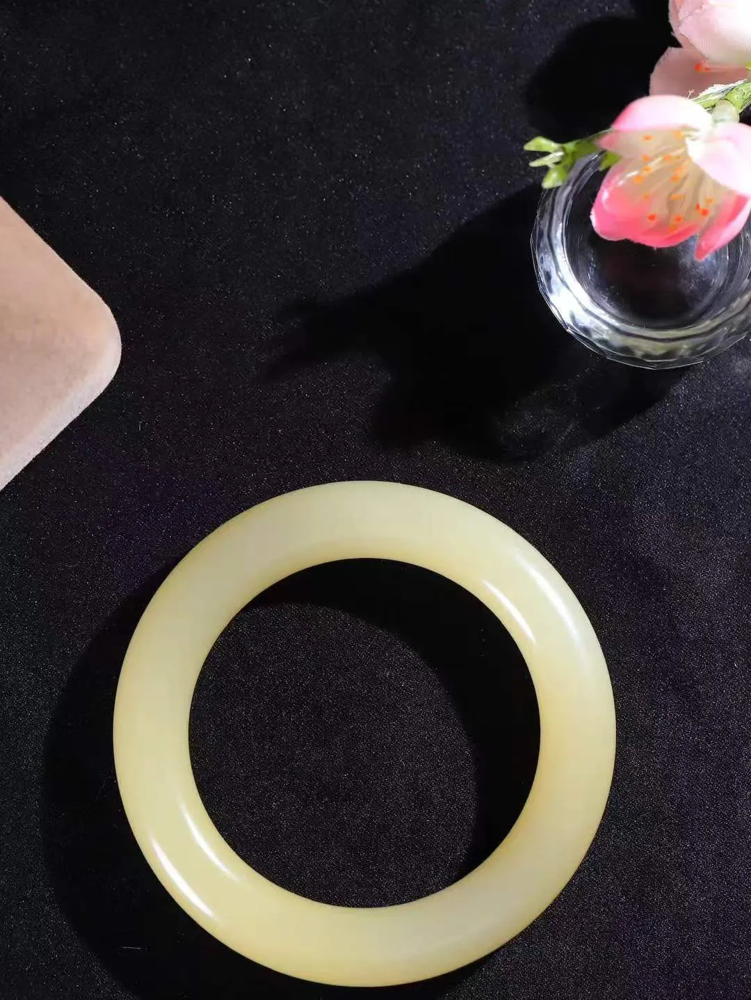 【一见钟情·镯】

精品️和田玉糖玉手镯。镯型饱满，温润细腻，脂润沁香。️执一卷书，沏一盏茶，着一袭裙，戴一只镯。淡淡浅笺，素心若兰，静赏玉中诗画。悠悠岁月，芊手轻摘，盛满诗样芳华。重71.1克   内径圈口54.7mm 尺寸12.2-12mm   FDT-1180933