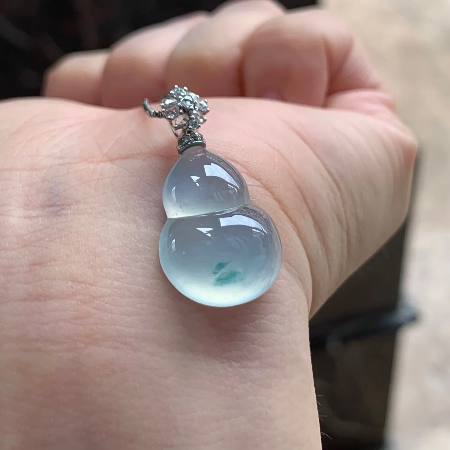 冰种飘花葫芦
种老水足 清爽 金扣