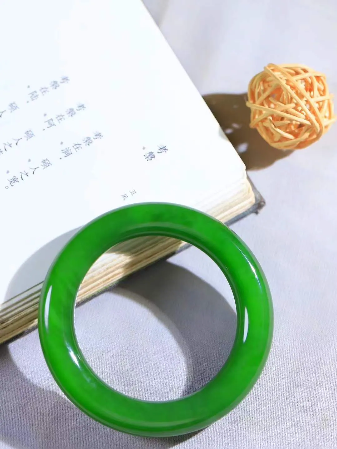 【碧波流转·手镯】

收藏传家级臻品️和田玉碧玉手镯，玉质细腻温润，手感舒适，️线条流畅，简