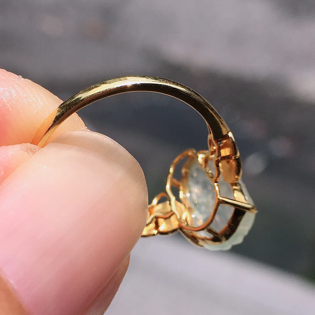 冰种貔貅戒指，玉质细腻，荧光感超
强，饱满圆润，气质满满。18k
金豪华镶嵌