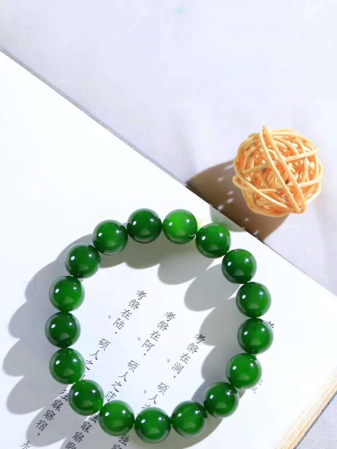 【珠圆玉润.手串】

精品和田玉碧玉圆珠手串，玉质温润，光泽柔和。佩戴它，仿佛将大自然的灵气凝聚于腕间，展现低调奢华的高端品味。重45.5克  尺寸取一11.8mm  1180933T