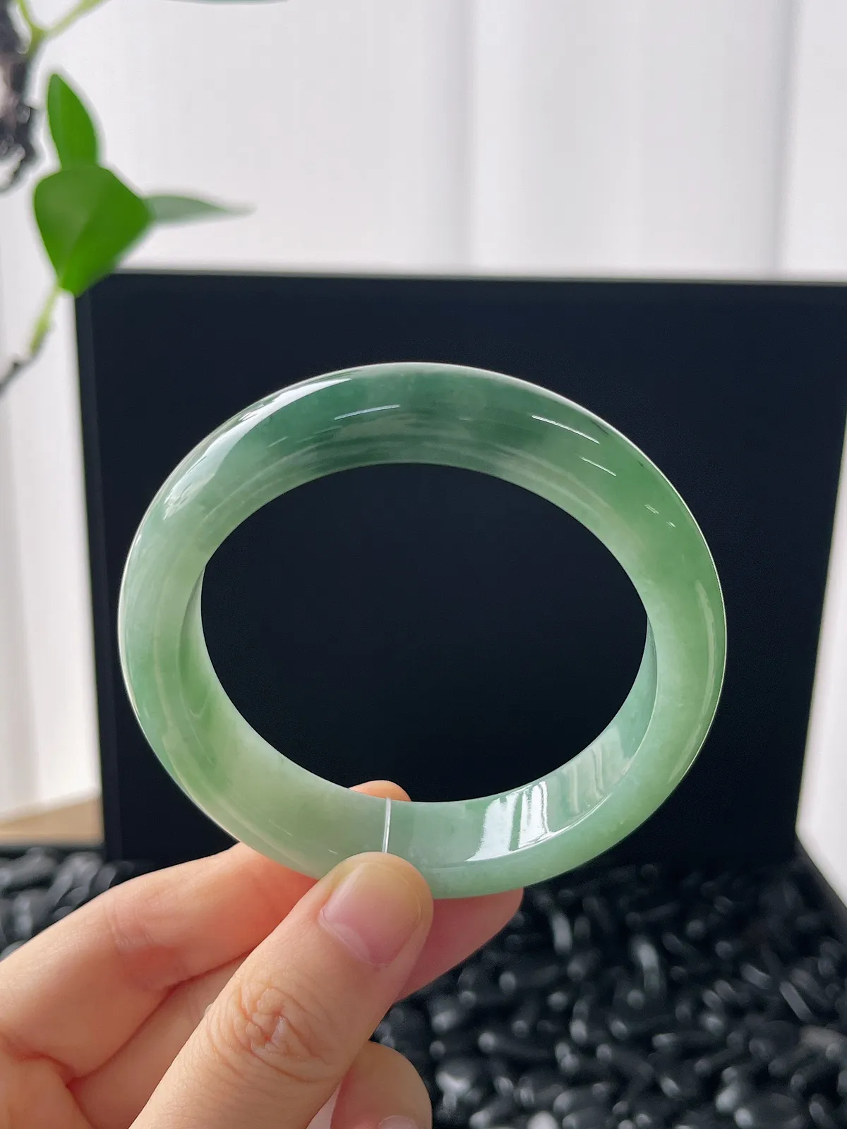 正圈54圈口，翡翠糯化种飘绿手镯