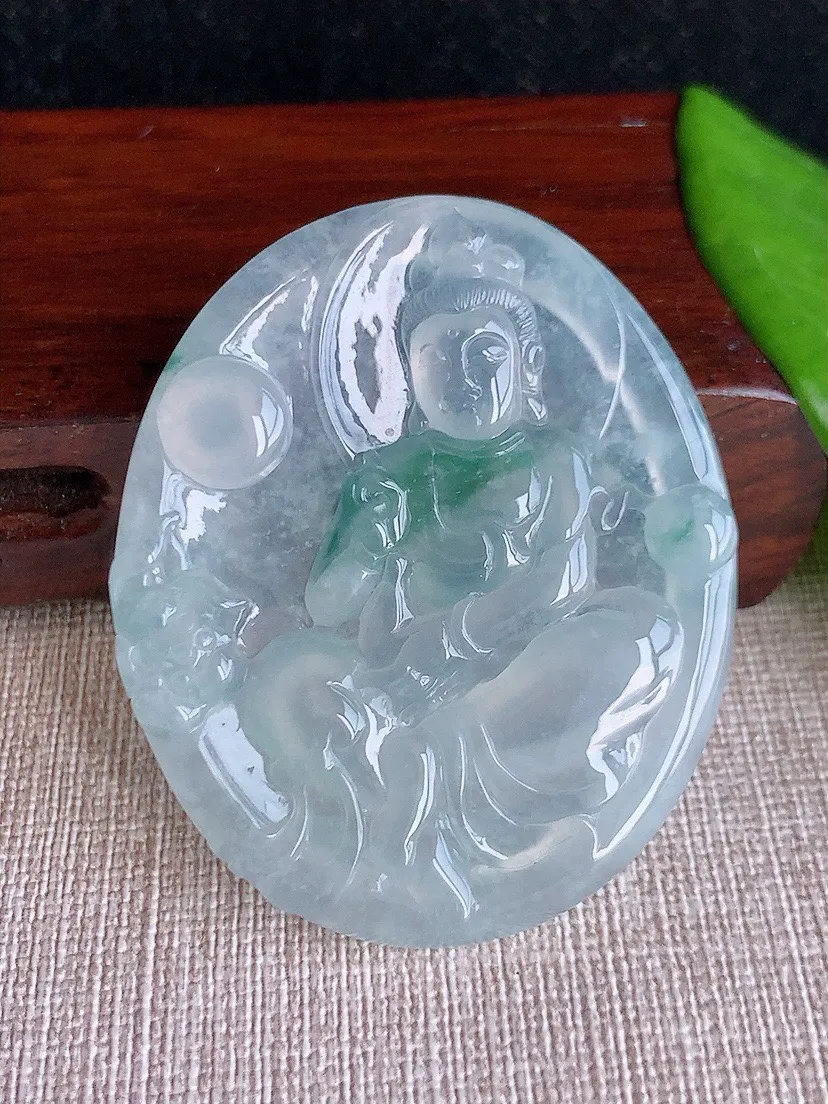 a货翡翠老坑冰种飘花自在观音吊坠 尺寸52.6×43.8×6.3mm 重量27.52g 0810