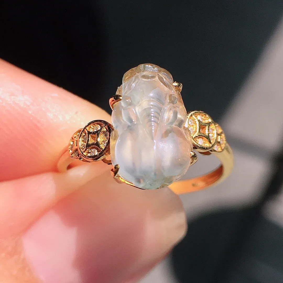 冰种貔貅戒指，玉质细腻，荧光感超
强，饱满圆润，气质满满。18k
金豪华镶嵌