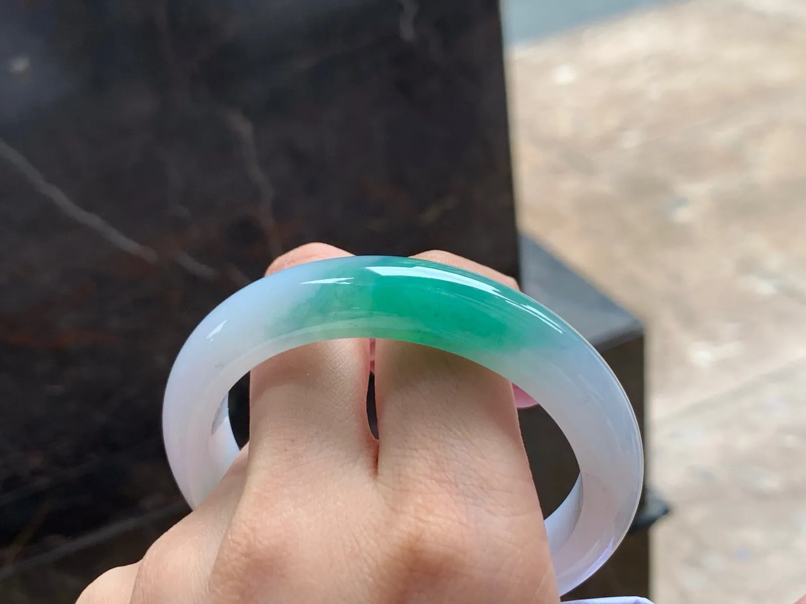 带色手镯
水润清爽 55.6/12/8.6mm