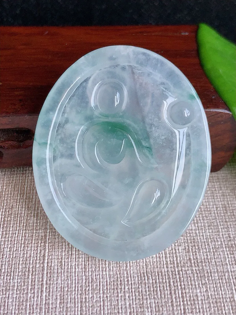 a货翡翠老坑冰种飘花自在观音吊坠 尺寸52.6×43.8×6.3mm 重量27.52g 0810