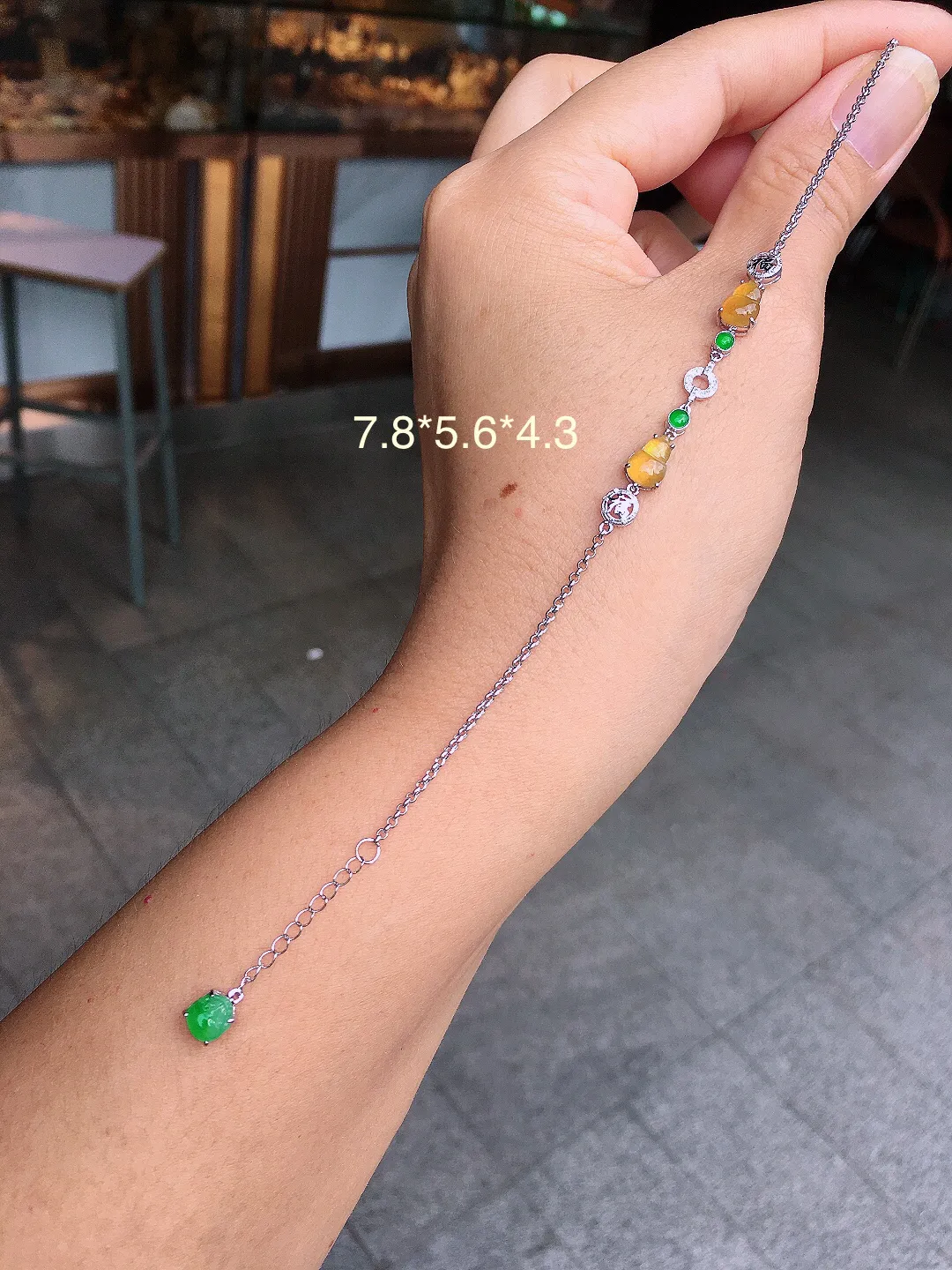 黄翡葫芦手链，色泽均匀艳丽，玉质细腻，荧光感超
强，饱满圆润，气质满满。18k
金豪华镶嵌