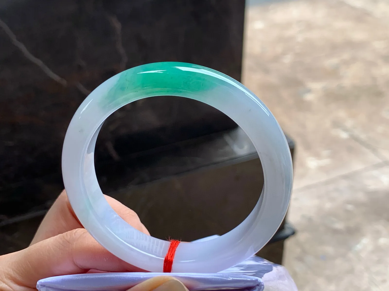 带色手镯
水润清爽 55.6/12/8.6mm