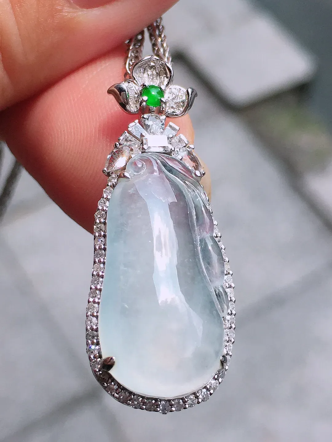 冰种福瓜吊坠，玉质细腻，荧光感超
强，饱满圆润，气质满满。18k
金豪华镶嵌