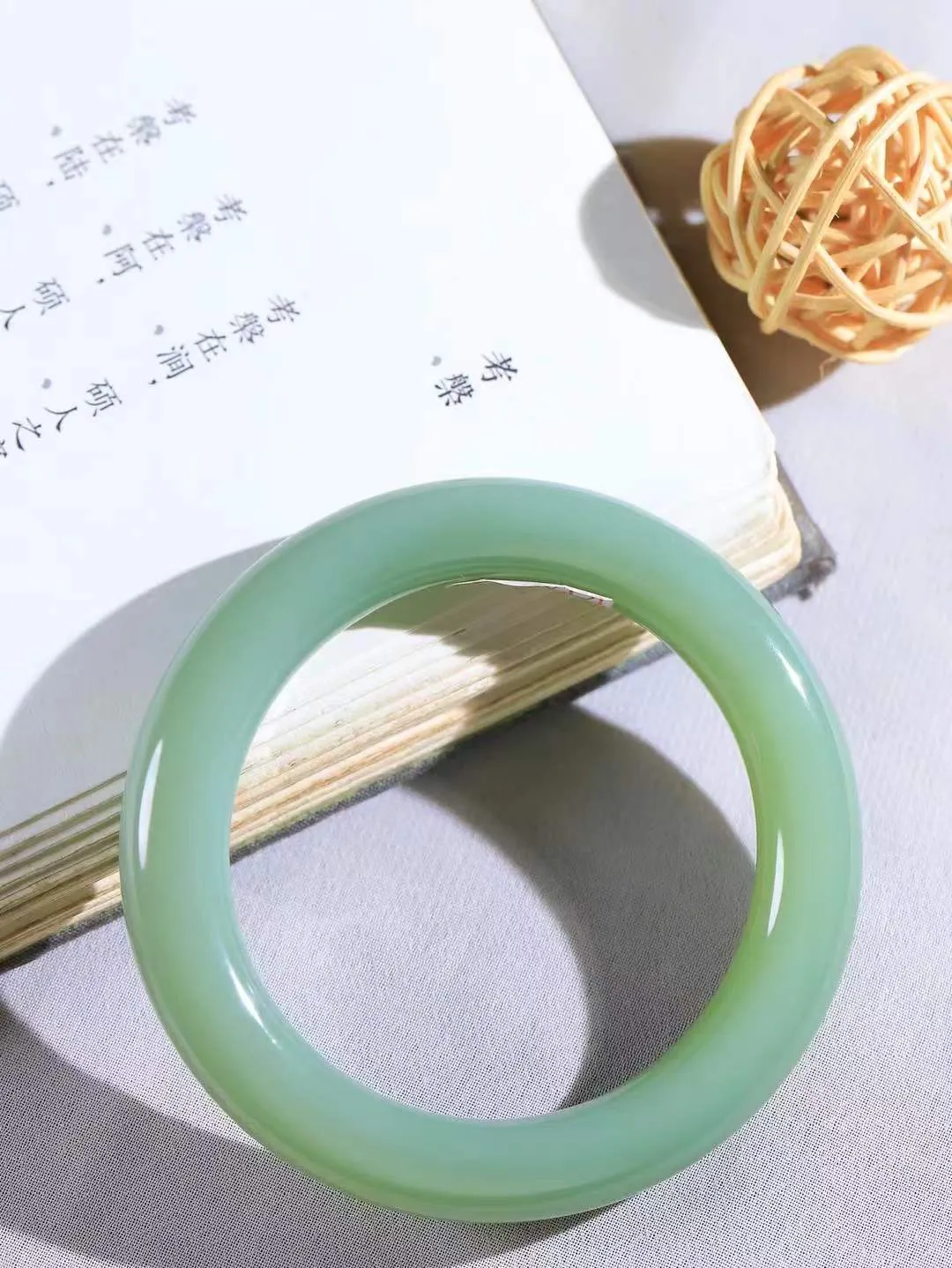 【碧波流转·手镯】

收藏传家级臻品️和田玉碧玉手镯，玉质细腻温润，手感舒适，️线条流畅，简约大气，美自天成，佩戴于腕间，婉约之美，举手投足间透出那份低调奢华，醉人心扉。
重52.7克   内径圈口53.6mm  尺寸10.3-10.5mm  FDT-1180933