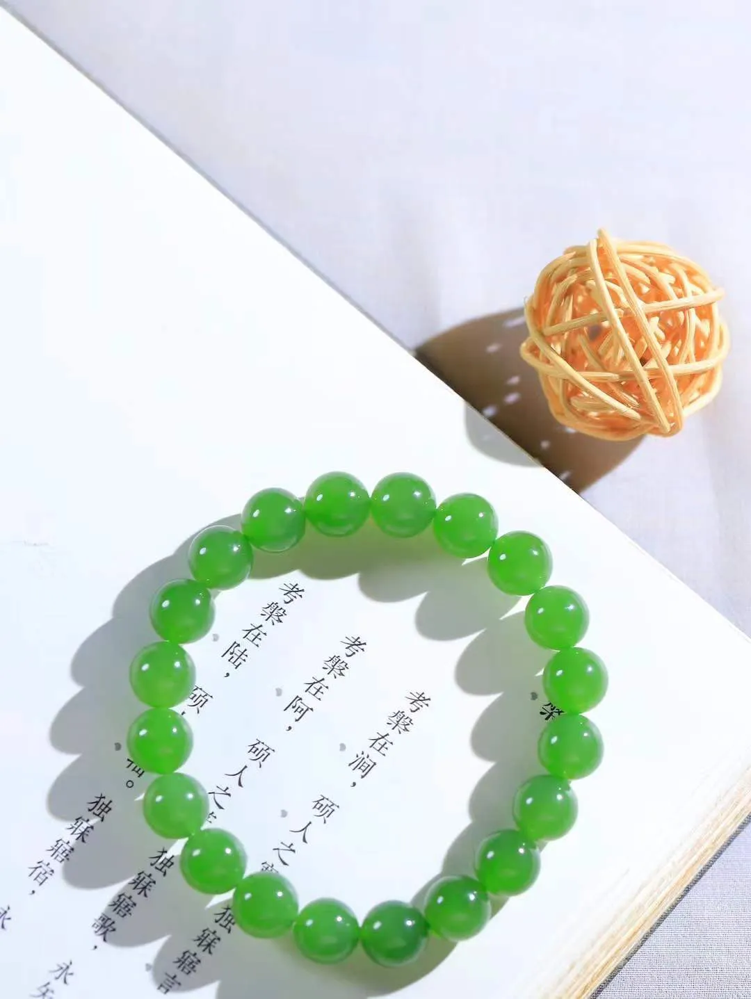 【珠圆玉润.手串】

精品和田玉碧玉圆珠手串，玉质温润，光泽柔和。佩戴它，仿佛将大自然的灵气凝聚于腕间，展现低调奢华的高端品味。重27.3克  尺寸取一9.4mm  1180933T