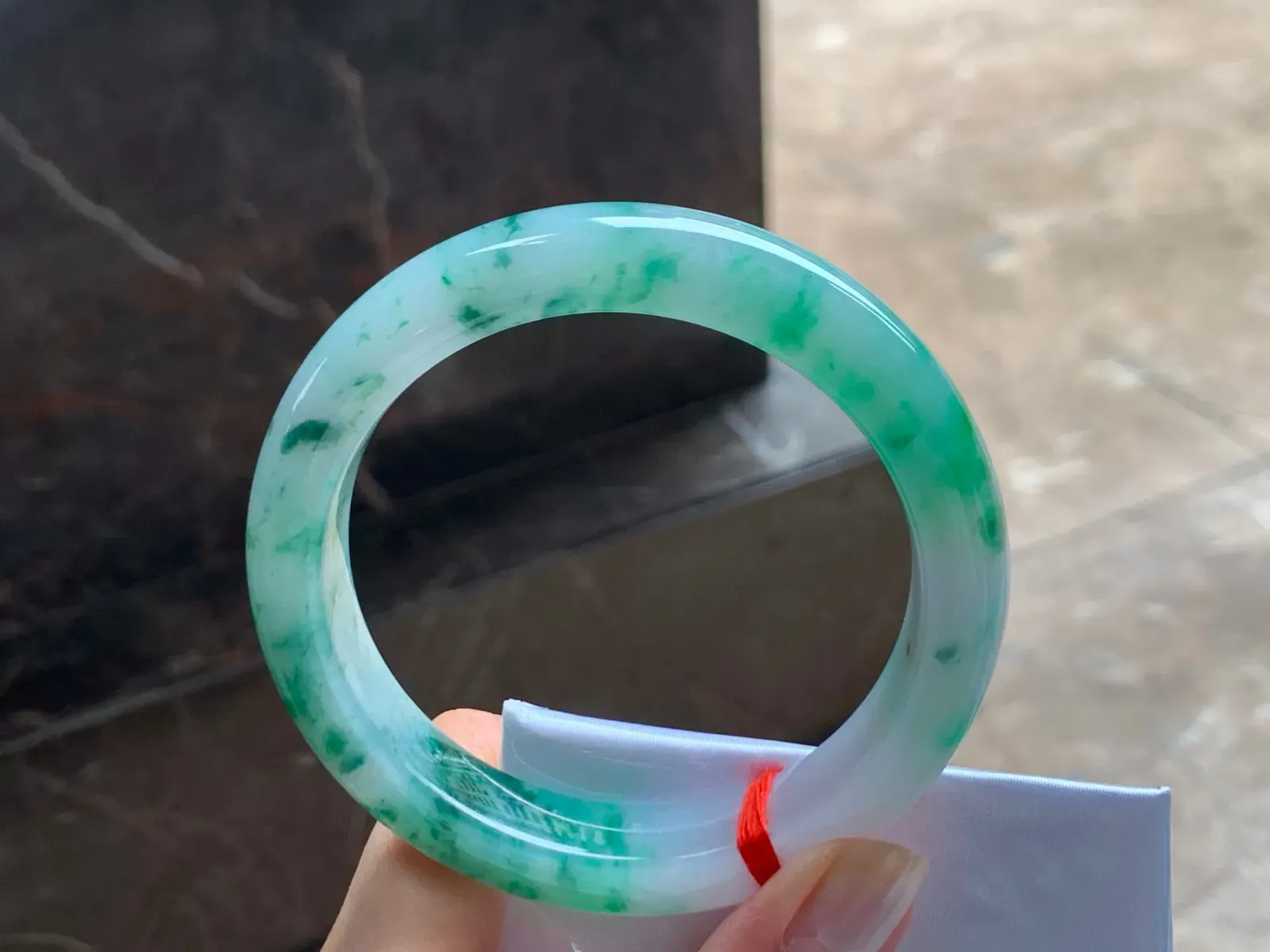 带色飘花大圈手镯
玉质细腻 59.5/12.2/9.5mm