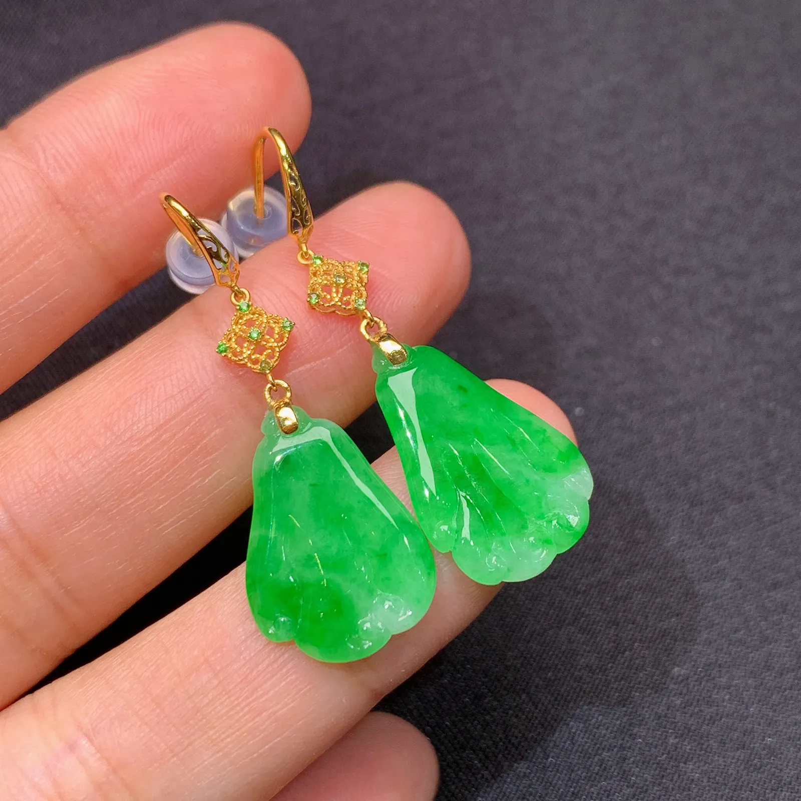 阳绿白菜耳坠，18k金镶嵌，简约时尚，冰润色阳，种水足 尺寸18*13.1*1.6