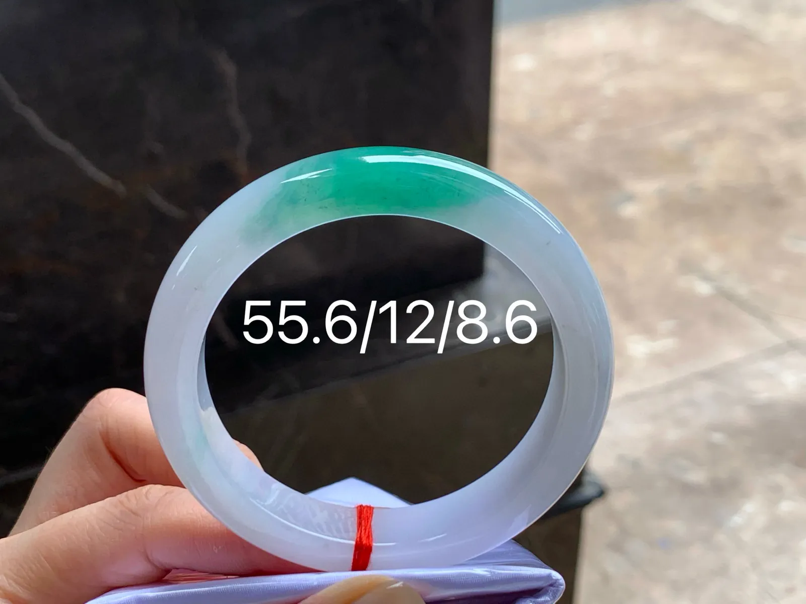带色手镯
水润清爽 55.6/12/8.6mm