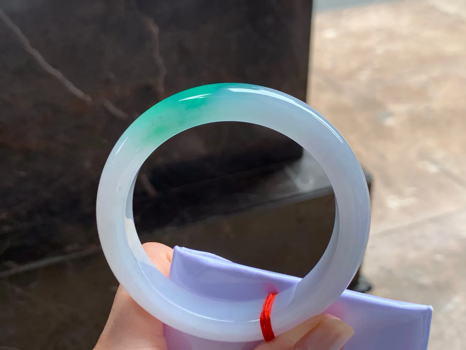 带色手镯
水润清爽 55.6/12/8.6mm