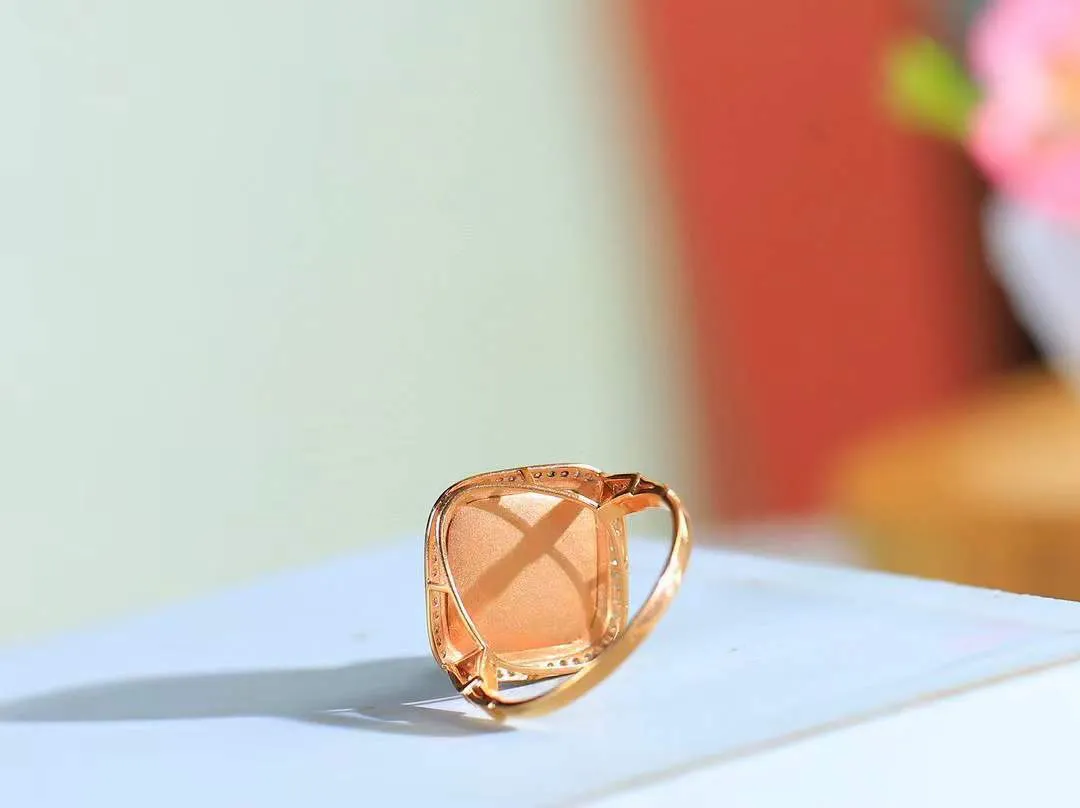【金镶玉.戒指】

精品和田玉碧玉18k金戒指 玉质细腻温润 油性十足 ，不论时光如何流转变化，这枚戒指始终闪耀着最初的光芒。精工镶嵌18K金 （保真金 可检测贵金属18K金） 重4.3克 尺寸17.5-15.1mm 11801033A