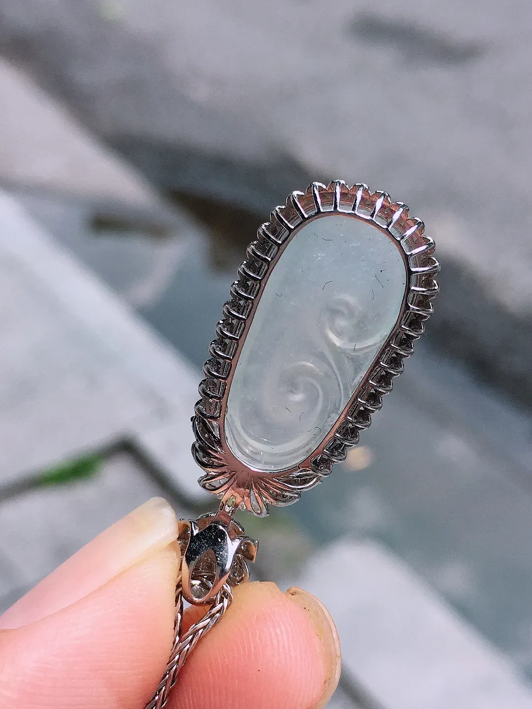 冰种如意吊坠，玉质细腻，荧光感超
强，饱满圆润，气质满满。18k
金豪华镶嵌